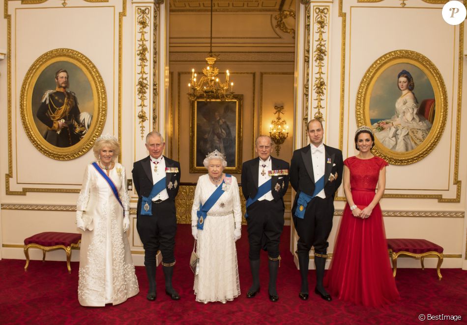Camilla Parker Bowles, duchesse de Cornouailles, le prince Charles, la reine Elisabeth II d'Angleterre, le prince Philip, duc d'Edimbourg, le prince William, duc de Cambridge, et Kate Catherine Middleton, duchesse de Cambridge - La famille royale d'Angleterre lors de la réception annuelle pour les membres du corps diplomatique au palais de Buckingham à Londres. Le 8 décembre 2016