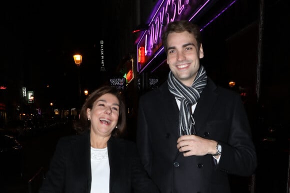 Carole Amiel avec son fils Valentin Livi (fils d'Yves Montand) au 60e anniversaire de Louis-Michel Colla au théâtre de la Gaîté-Montparnasse à Paris le 8 novembre 2016.