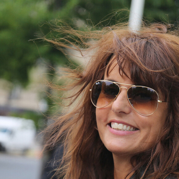 Exclusif - Faustine Bollaert quitte les studios Radio France à Paris. Le 3 mai 2021