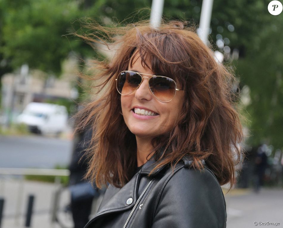 Exclusif - Faustine Bollaert quitte les studios Radio France à Paris. Le 3 mai 2021