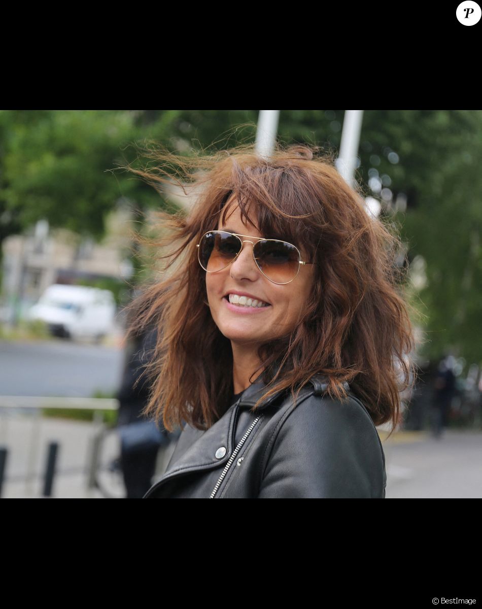 Exclusif - Faustine Bollaert quitte les studios Radio France à Paris. Le 3 mai 2021