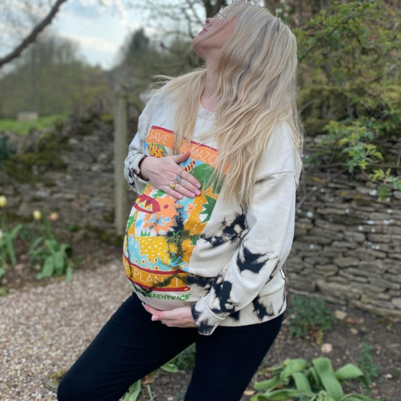 Ellie Goulding, enceinte. Avril 2021.