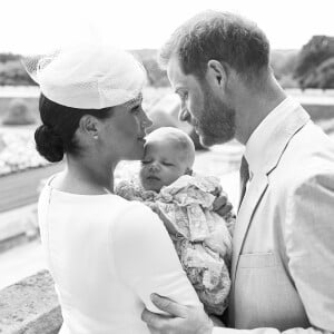 Meghan Markle, duchesse de Sussex, et le prince Harry avec leur fils Archie Mountbatten-Windsor le 6 juillet 2019 lors de son baptême au château de Windsor, photographiés par Chris Allerton devant la roseraie. ©Chris Allerton/SussexRoyal/PA Photos/Bestimage