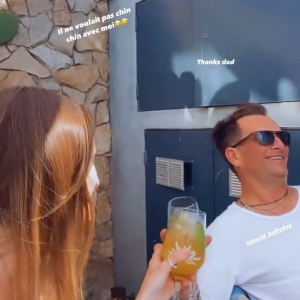 Emma Smet surprend son père David Hallyday dans sa story Instagram du 6 mai 2021.