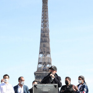 Gad Elmaleh - Arrivées des people à la manifestation de soutien à la famille de Sarah Halimi sur la place du Trocadéro à Paris le 25 avril 2021. © Cyril Moreau/Bestimage