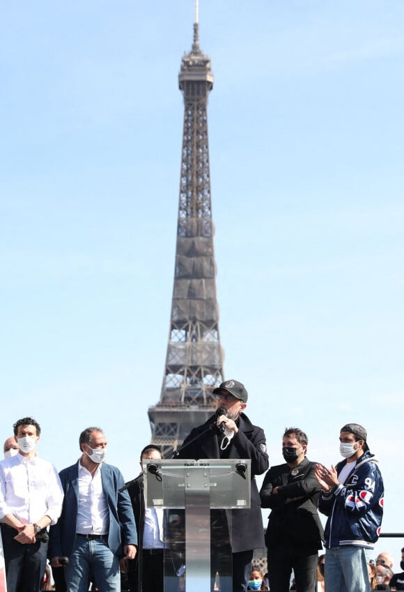 Gad Elmaleh - Arrivées des people à la manifestation de soutien à la famille de Sarah Halimi sur la place du Trocadéro à Paris le 25 avril 2021. © Cyril Moreau/Bestimage