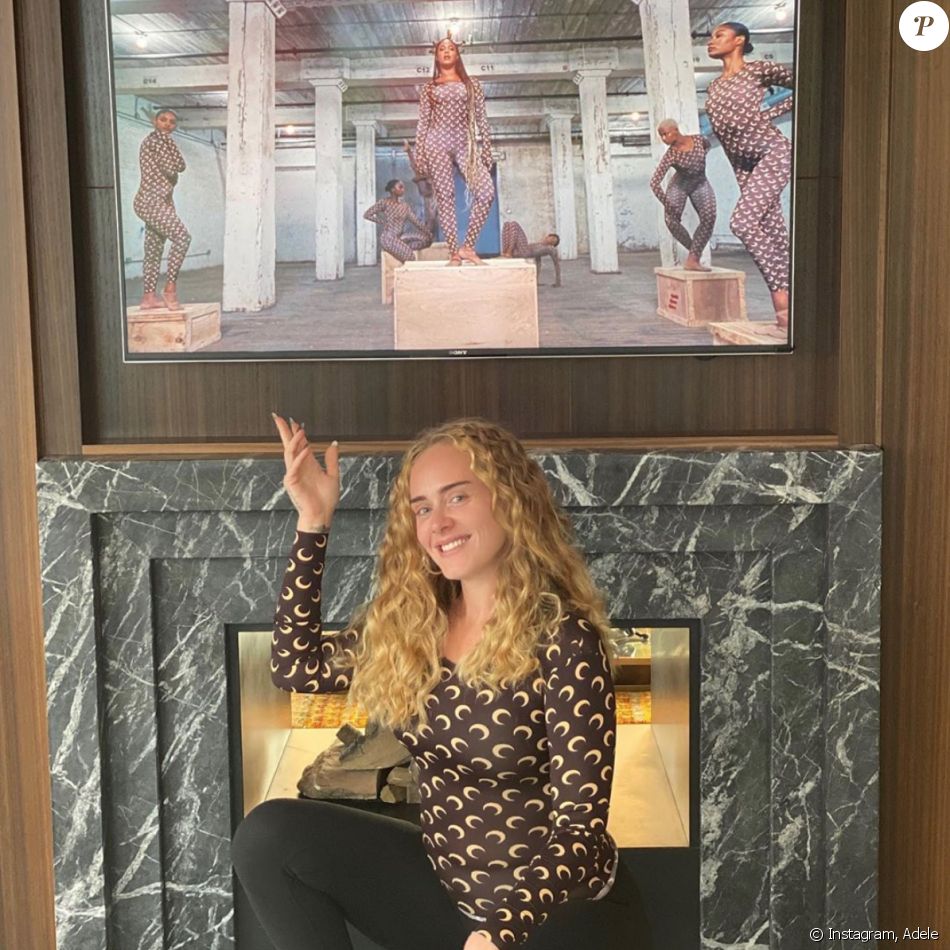 Adele, en admiration devant le film "Black Is King" de Beyoncé. Août 2020.