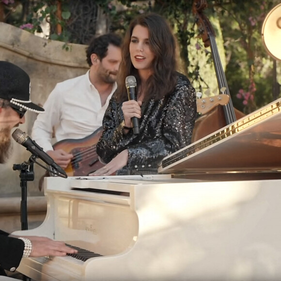 Charlotte Casiraghi et Sébastien Tellier interprètent le titre "Roche" à l'occasion du défilé Chanel, collection croisière 2021/22.