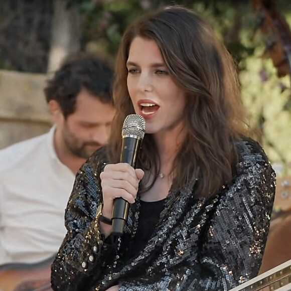 Charlotte Casiraghi et Sébastien Tellier interprètent le titre "Roche" à l'occasion du défilé Chanel, collection croisière 2021/22.