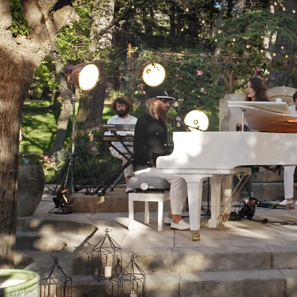 Charlotte Casiraghi et Sébastien Tellier interprètent le titre "Roche" à l'occasion du défilé Chanel, collection croisière 2021/22.