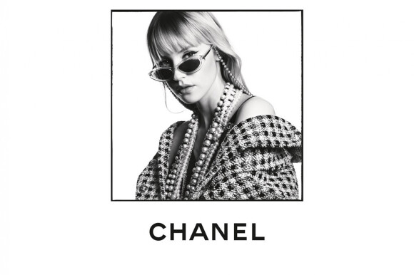 La chanteuse Angèle figure sur la nouvelle campagne "eyewear" de Chanel, saison printemps-été 2020.