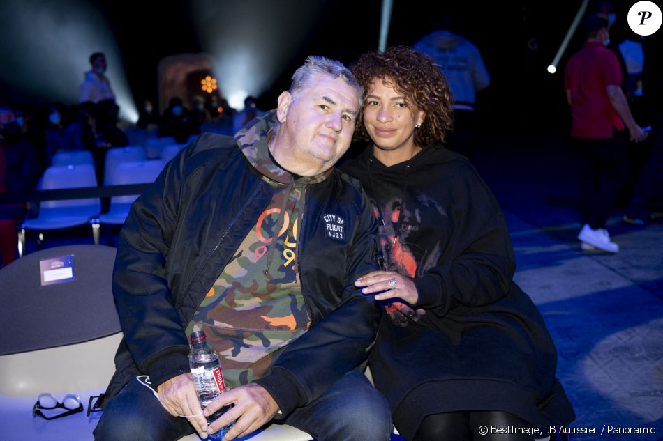 Pierre Ménès et sa femme Mélissa Acosta - People lors de la soirée de boxe à Paris La Défense Arena le 25 septembre 2020. © JB Autissier / Panoramic / Bestimage