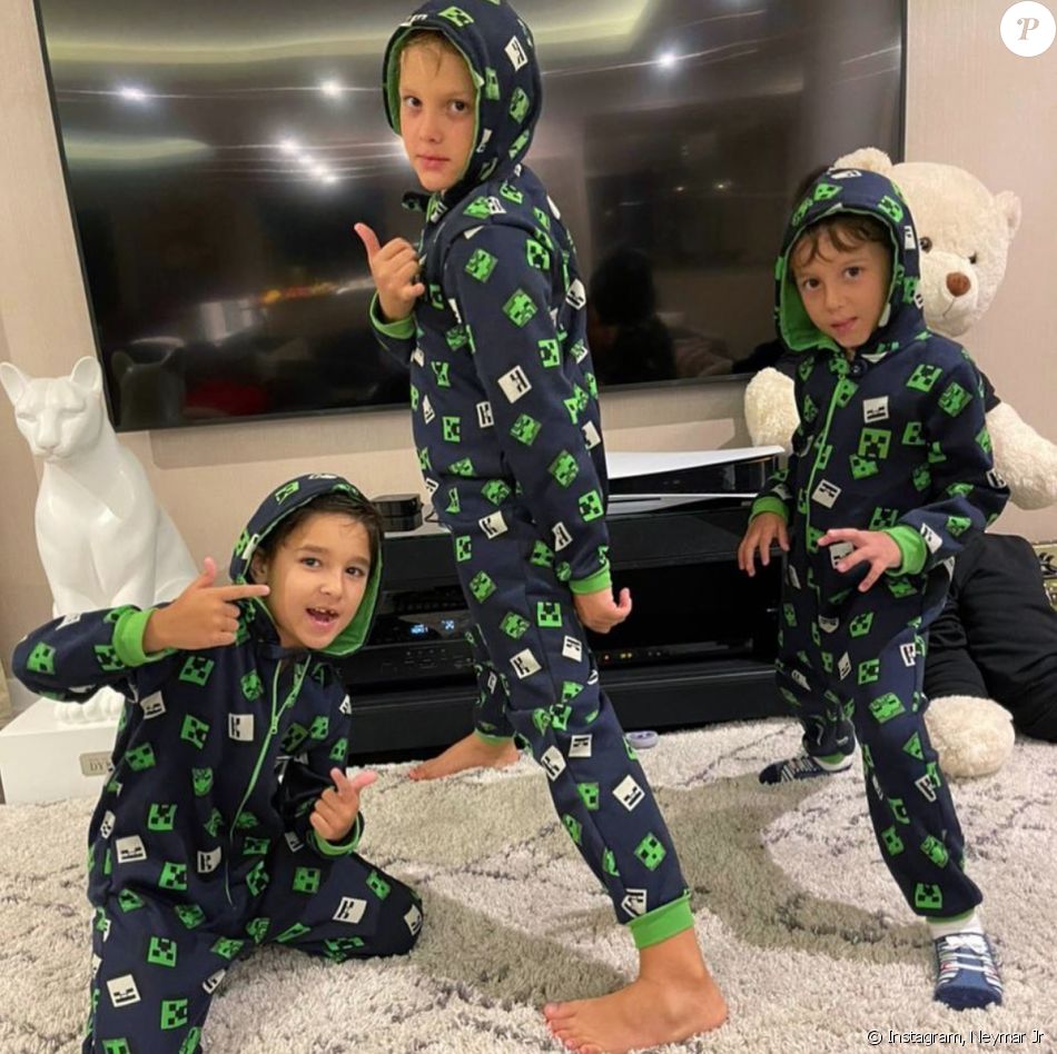 Davi Lucca, le fils de Neymar (au milieu), et deux copains. Janvier 2020.