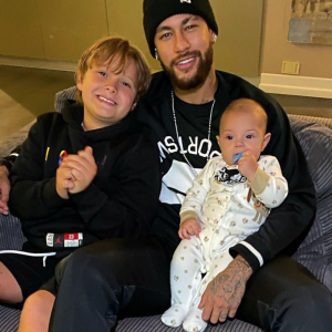 Neymar, ici photographié avec son fils Davi Lucca et celui de son ex-compagne, Carolina Dantas, espère avoir d'autres enfants.