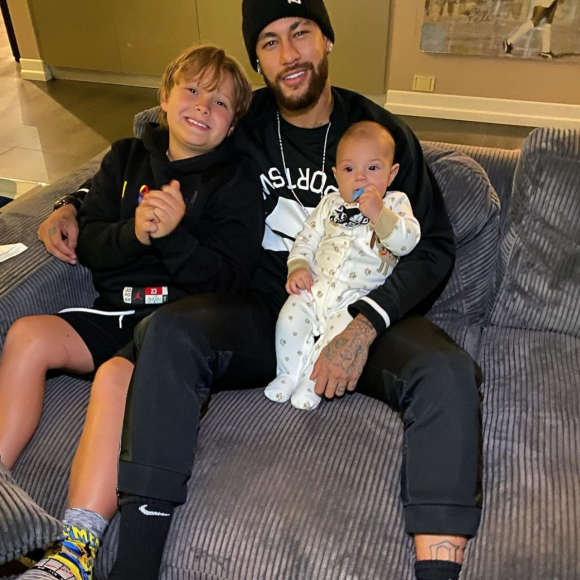 Neymar, ici photographié avec son fils Davi Lucca et celui de son ex-compagne, Carolina Dantas, espère avoir d'autres enfants.