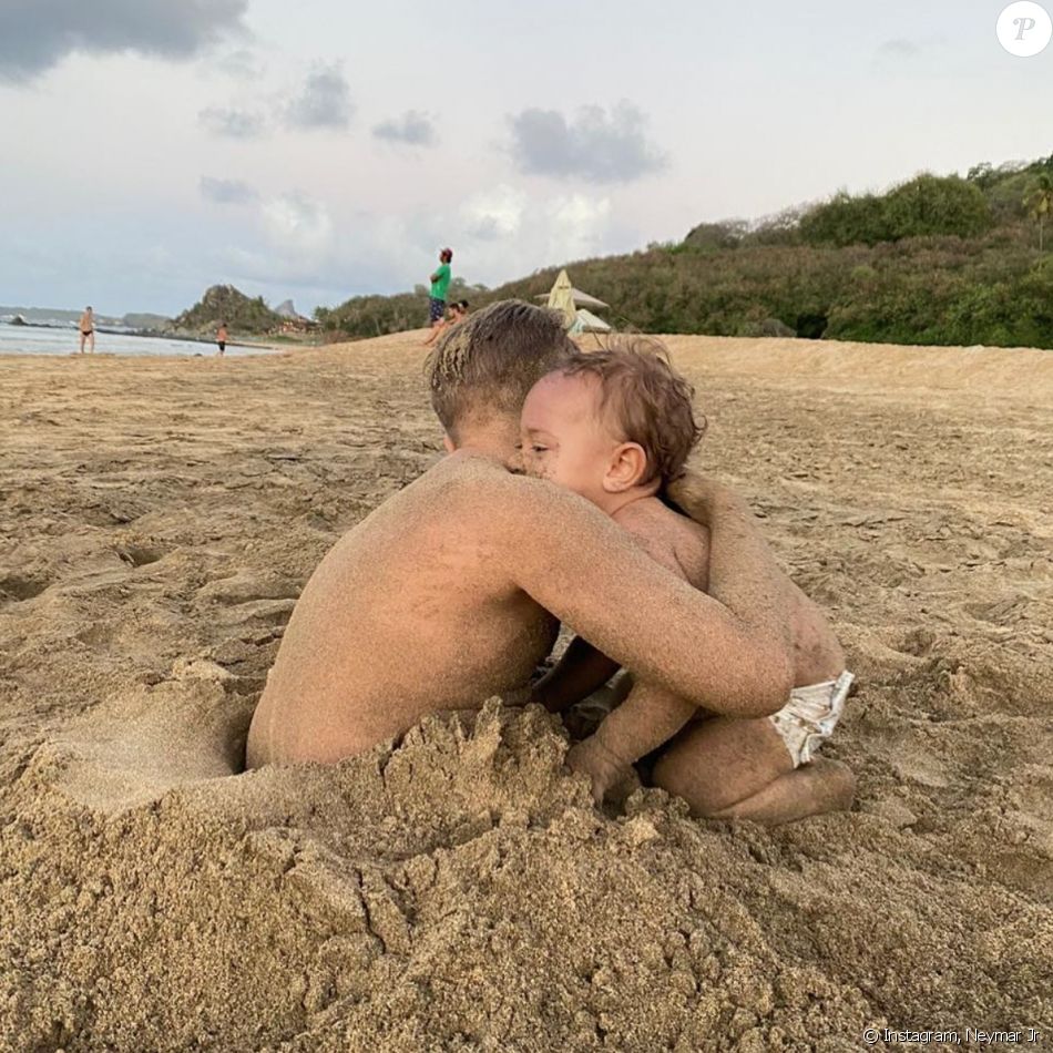 Davi Lucca, le fils de Neymar Jr et son ex-petite amie, et son petit frère Valentin, le fils de Carolina Dantas et Vinicius Martinez. Novembre 2020.
