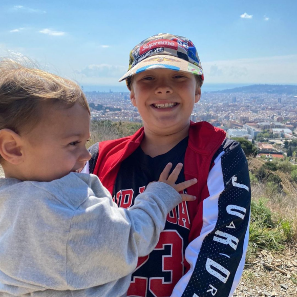 Davi Lucca, le fils de Neymar Jr et Carolina Dantas, et son petit frère Valentin (fils de Carolina Dantas et Vinicius Martinez). Avril 2021.