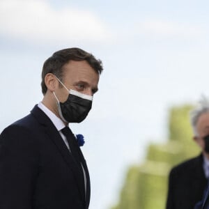 Le président de la République Emmanuel Macron et Anne Hidalgo - 76eme cérémonie de commémoration de la victoire de la France lors de la Seconde Guerre Mondiale, sur la tombe du soldat inconnu à l'Arc de Triomphe à Paris. Le 8 mai 2021 © Eliot Blondet / Pool / Bestimage