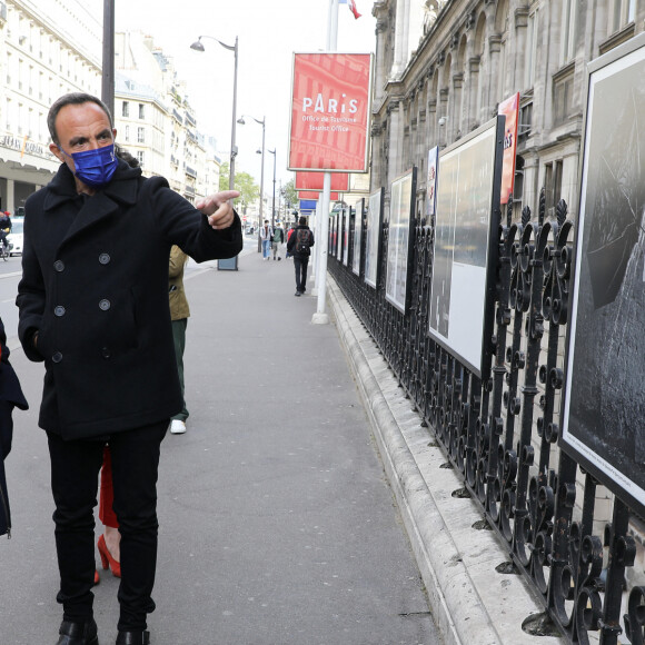 Exclusif - Anne Hidalgo, maire de Paris - Nikos Aliagas présente son exposition photographique "Parisiennes" en compagnie du maire de Paris rue de Rivoli le 4 mai 2021.