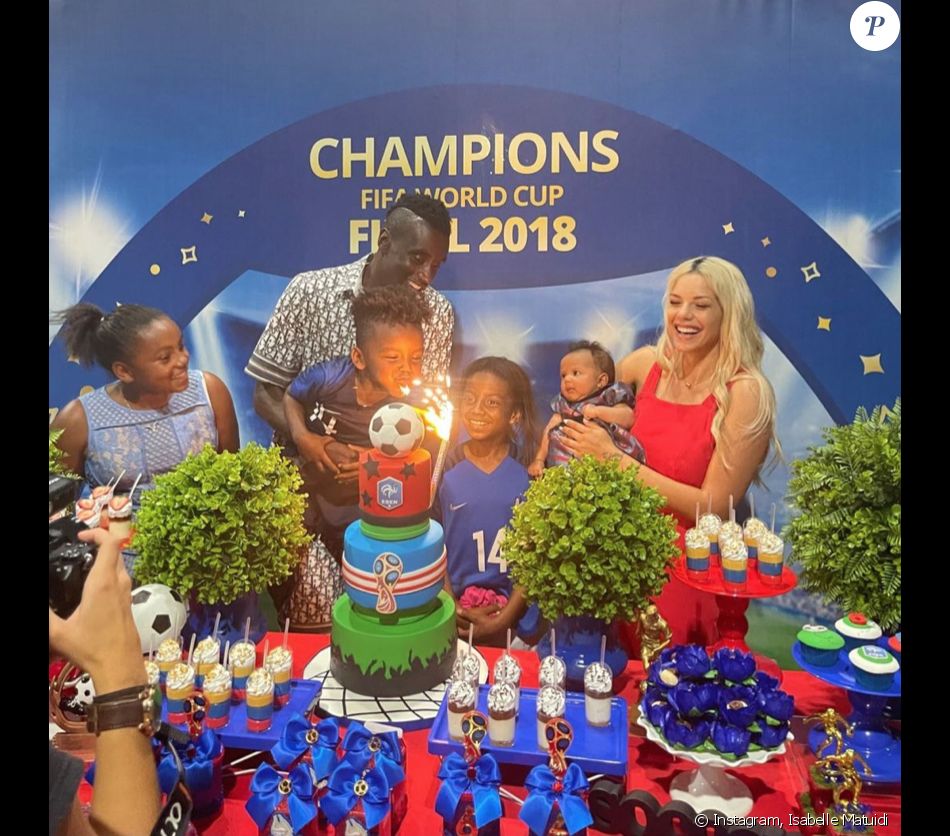 Blaise Matuidi et son épouse Isabelle (ici photographiés avec leurs 4 enfants) ont organisé une fête d'anniversaire sur le thème Coupe du monde de football pour leur fils Eden. Le 16 avril 2021.