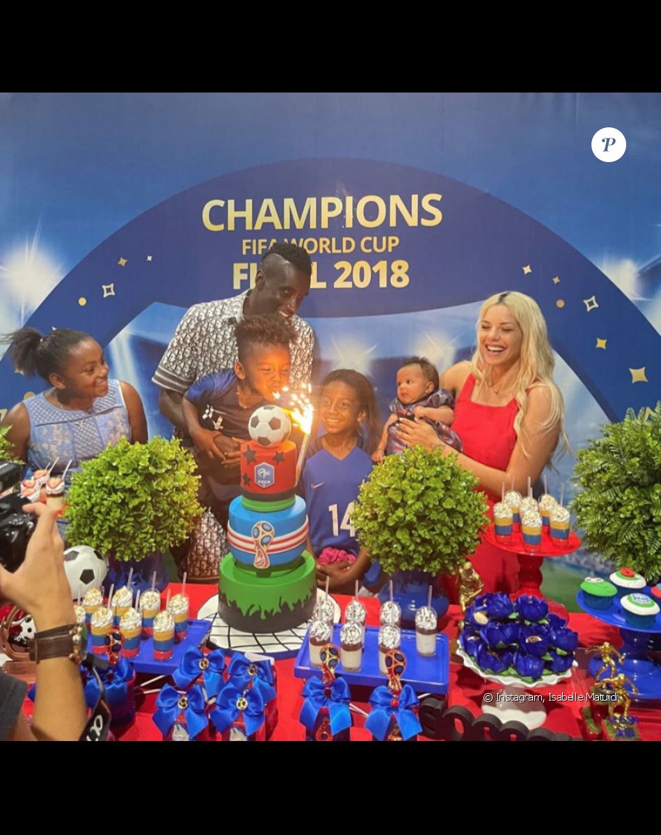 Blaise Matuidi et son épouse Isabelle (ici photographiés avec leurs 4 enfants) ont organisé une fête d'anniversaire sur le thème Coupe du monde de football pour leur fils Eden. Le 16 avril 2021.