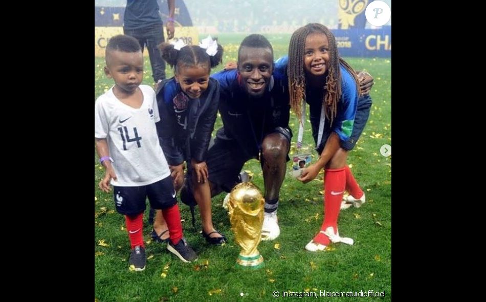 Blaise Matuidi et ses trois enfants Myliane, Naëlle et Eden, posent avec la Coupe du monde après la victoire de l'équipe de France en Russie. Instagram, le 19 juillet 2018.