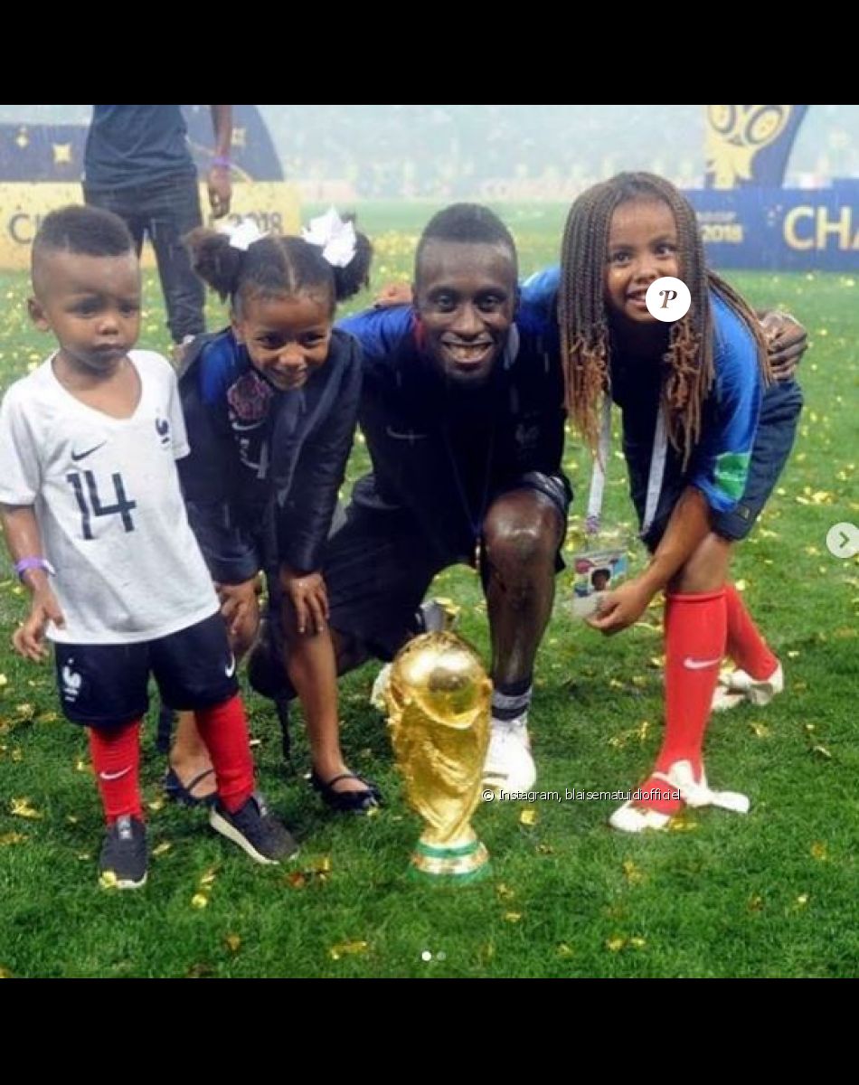 Blaise Matuidi et ses trois enfants Myliane, Naëlle et Eden, posent avec la Coupe du monde après la victoire de l'équipe de France en Russie. Instagram, le 19 juillet 2018.