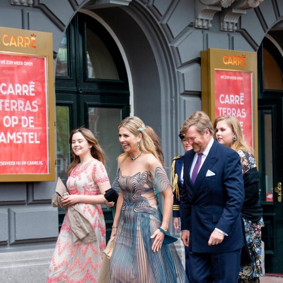 La reine Maxima, le roi Willem-Alexander des Pays-Bas et les princesses Amalia, Ariane, Alexia et Beatrix arrivent au Théâtre Royal Carré pour l'enregistrement de l'émission spéciale "Une vie pleine de musique", à l'occasion du 50 ème anniversaire de la reine. Amsterdam, le 12 mai 2021.