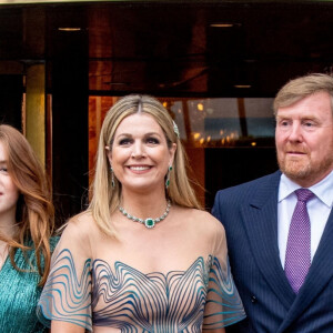 La reine Maxima, le roi Willem-Alexander des Pays-Bas et les princesses Amalia, Ariane, Alexia et Beatrix arrivent au Théâtre Royal Carré pour l'enregistrement de l'émission spéciale "Une vie pleine de musique", à l'occasion du 50 ème anniversaire de la reine. Amsterdam, le 12 mai 2021.