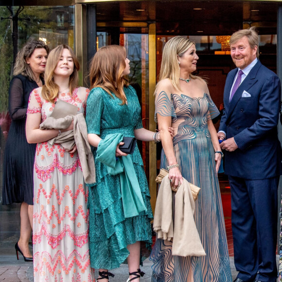 La reine Maxima, le roi Willem-Alexander des Pays-Bas et les princesses Amalia, Ariane, Alexia et Beatrix arrivent au Théâtre Royal Carré pour l'enregistrement de l'émission spéciale "Une vie pleine de musique", à l'occasion du 50 ème anniversaire de la reine. Amsterdam, le 12 mai 2021.