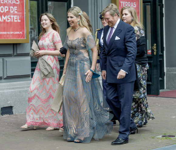 La reine Maxima, le roi Willem-Alexander des Pays-Bas et les princesses Amalia, Ariane, Alexia et Beatrix arrivent au Théâtre Royal Carré pour l'enregistrement de l'émission spéciale "Une vie pleine de musique", à l'occasion du 50 ème anniversaire de la reine. Amsterdam, le 12 mai 2021.
