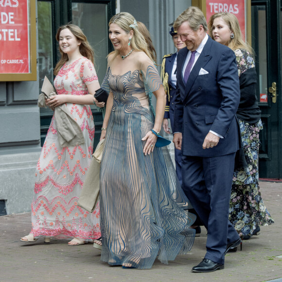 La reine Maxima, le roi Willem-Alexander des Pays-Bas et les princesses Amalia, Ariane, Alexia et Beatrix arrivent au Théâtre Royal Carré pour l'enregistrement de l'émission spéciale "Une vie pleine de musique", à l'occasion du 50 ème anniversaire de la reine. Amsterdam, le 12 mai 2021.