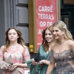 La reine Maxima, le roi Willem-Alexander des Pays-Bas et les princesses Amalia, Ariane, Alexia et Beatrix arrivent au Théâtre Royal Carré pour l'enregistrement de l'émission spéciale "Une vie pleine de musique", à l'occasion du 50 ème anniversaire de la reine. Amsterdam, le 12 mai 2021.