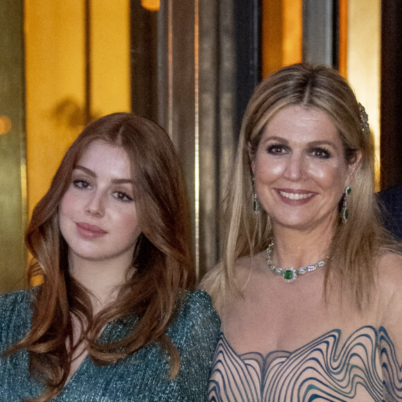 La reine Maxima, le roi Willem-Alexander des Pays-Bas et les princesses Amalia, Ariane, Alexia et Beatrix arrivent au Théâtre Royal Carré pour l'enregistrement de l'émission spéciale "Une vie pleine de musique", à l'occasion du 50 ème anniversaire de la reine. Amsterdam, le 12 mai 2021.