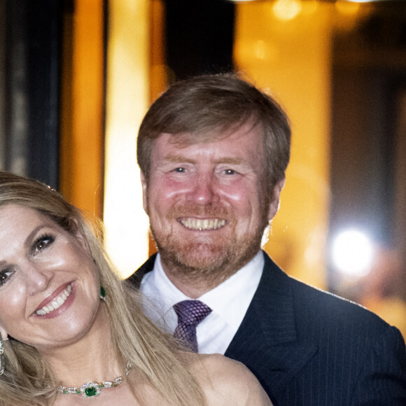 La reine Maxima, le roi Willem-Alexander des Pays-Bas et les princesses Amalia, Ariane, Alexia et Beatrix arrivent au Théâtre Royal Carré pour l'enregistrement de l'émission spéciale "Une vie pleine de musique", à l'occasion du 50 ème anniversaire de la reine. Amsterdam, le 12 mai 2021.