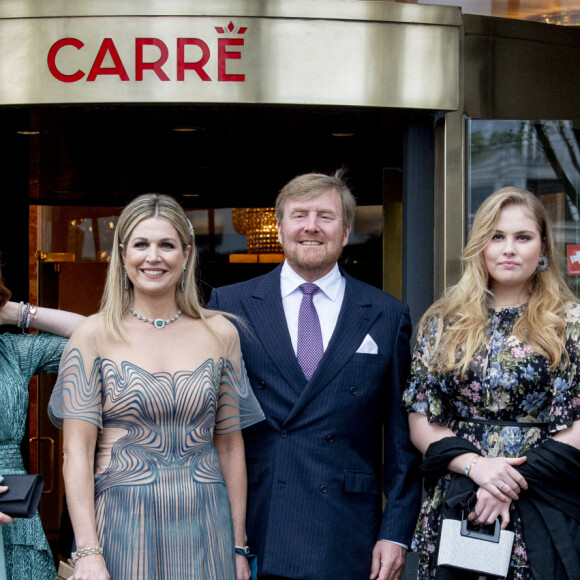 La reine Maxima, le roi Willem-Alexander des Pays-Bas et les princesses Amalia, Ariane, Alexia et Beatrix arrivent au Théâtre Royal Carré pour l'enregistrement de l'émission spéciale "Une vie pleine de musique", à l'occasion du 50 ème anniversaire de la reine. Amsterdam, le 12 mai 2021.