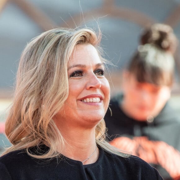 La reine Maxima des Pays-Bas assiste aux répétitions du groupe "The Streamers" juste avant le concert à l'occasion de la fête du Roi (Koningsdag), anniversaire du roi (54 ans) à La Haye, le 27 avril 2021.