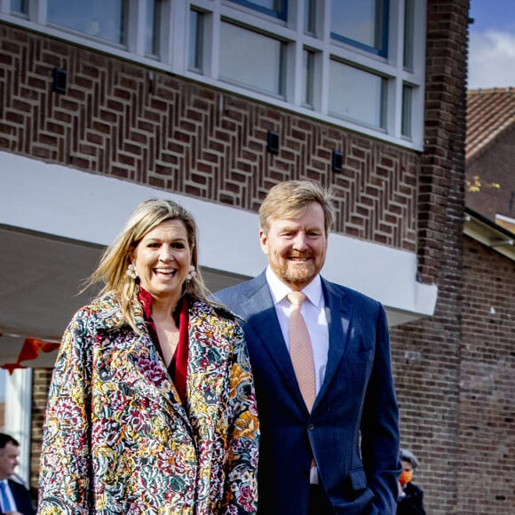 Le roi Willem-Alexander des Pays-Bas et la reine Maxima des Pays-Bas assistent à l'ouverture nationale des Jeux du roi à l'école primaire Vlinderslag à Amersfoort, le 23 avril 2021.
