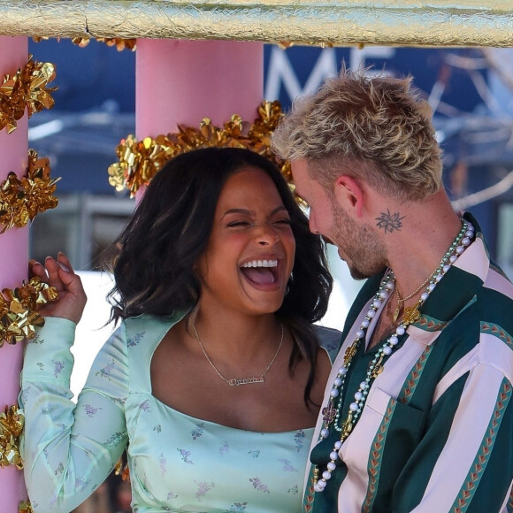 Christina Milian, enceinte, et son compagnon M Pokora (Matt) font la promotion de la marque "Beignet Box" de Christina sur un char lors d'une parade à Los Angeles le 10 avril 2021. 