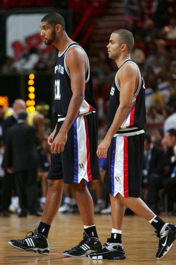 Tony Parker et Tim Duncan sous le maillot des San Antonio Spurs en 2006.