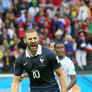 Joie de Karim Benzema après son but lors du match de l'équipe de France contre l'équipe du Honduras au stade Beira-Rio à Porto Alegre, le 15 juin 2014 pour le premier match de l'équipe de France (groupe E) à la coupe du monde de football de la FIFA. 