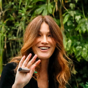 Semi-exclusif - Carla Bruni Sarkozy arrive à l'enregistrement de l'émission "Vivement Dimanche Prochain" au studio Gabriel à Paris, présentée par Michel Drucker et diffusée le 18 avril 2021. © Christophe Clovis/Bestimage