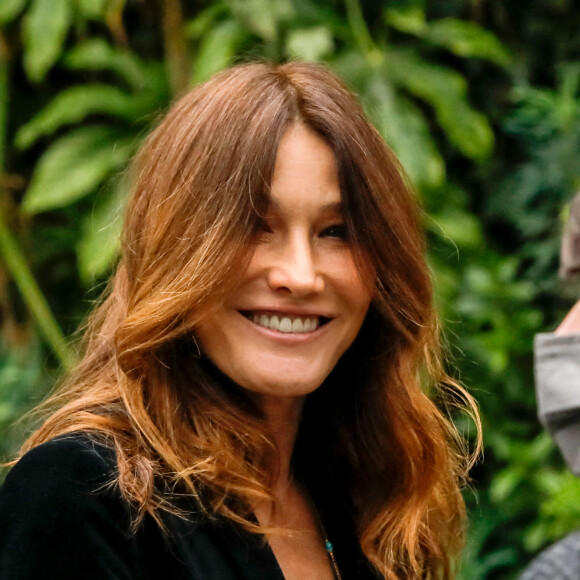 Semi-exclusif - Carla Bruni Sarkozy arrive à l'enregistrement de l'émission "Vivement Dimanche Prochain" au studio Gabriel à Paris, présentée par Michel Drucker et diffusée le 18 avril 2021. © Christophe Clovis/Bestimage