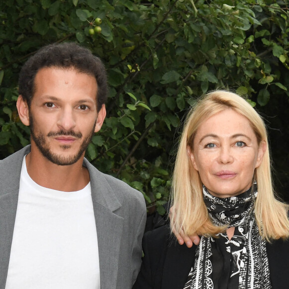 Vincent Dedienne et Emmanuelle Béart - Photocall du film "L'Etreinte" - Festival du film Francophone d'Angoulême 2020 le 30 Août 2020. © Guirec Coadic / Bestimage 