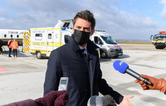 Gabriel Attal , porte parole du gouvernement, assiste au transfert par avion de deux patients covid entre Paris et Bordeaux le 14 mars 2021. © Jacques Witt / Pool / Bestimage