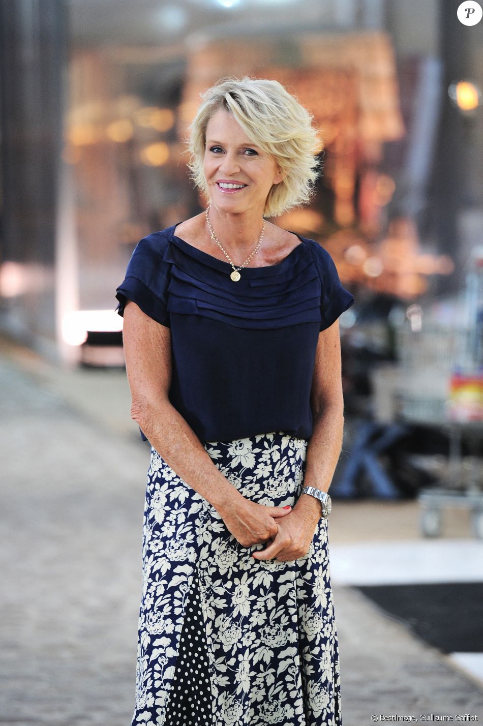 Sophie Davant - Enregistrement de l'émission "Affaire conclue" dans les écuries du château de Chantilly. Le 9 juillet 2020. © Guillaume Gaffiot / Bestimage