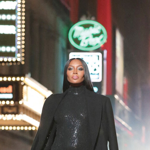 Naomi Campbell - Les mannequins lors du défilé Automne Hiver 2021-2022 de Michael Kors sur la 44ème rue à New York. Le 8 avril 2021 