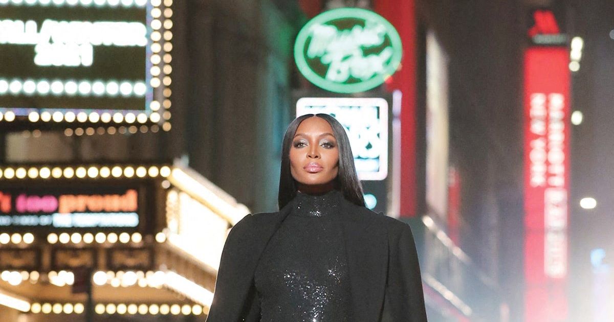 naomi-campbell-les-mannequins-lors-du-d-fil-automne-hiver-2021-2022