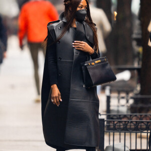 Naomi Campbell déjeune avec des amis en terrasse du restaurant "Cipriani" à New York, le 28 mars 2021. Le mannequin de 50 ans porte un masque de protection contre le coronavirus (Covid-19). 