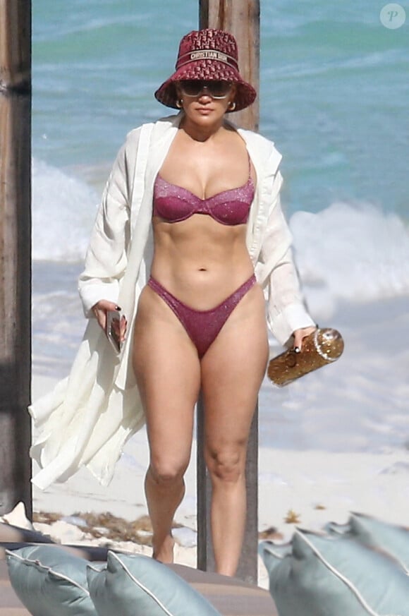 Exclusif - Jennifer Lopez, en maillot de bain, et son compagnon Alex Rodriguez profitent du soleil et de la plage lors de leurs vacances dans les Îles Turks et Caïques. Le 13 janvier 2021.